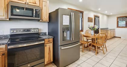 Ridgecrest | 7BR, 3BA, Pool, Hot Tub, Panoramic Mountain Views!