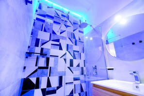 Economy-Doppel- oder -Zweibettzimmer, Balkon, Blick auf den Innenhof (5) | Badezimmer | Dusche, Regendusche, kostenlose Toilettenartikel, Haartrockner