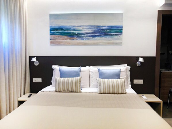 Hochwertige Bettwaren, Betten mit Memory-Foam-Matratzen, Zimmersafe