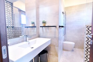 Shower, rainfall showerhead, free toiletries, hair dryer