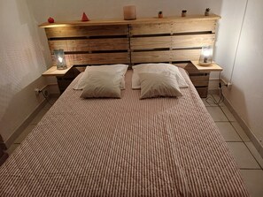 2 bedrooms, iron/ironing board, free WiFi, bed sheets