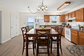 Fridge, microwave, oven, stovetop - Large Townhouse A, Walk to the Beach and Boardwalk (Ocean City)
