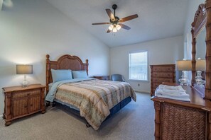 3 bedrooms, desk, iron/ironing board, WiFi - Large Townhouse A, Walk to the Beach and Boardwalk (Ocean City)