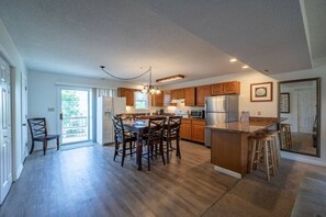 Frigorífic, microones, forn i placa de cuina