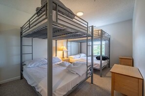 3 dormitoris, escriptori, planxa i posts de planxar i wifi