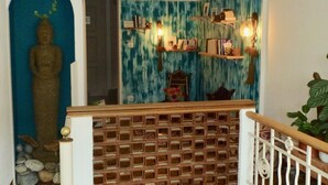 Una scala con ringhiera in legno e una parete decorata sullo sfondo.