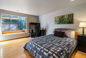 4 bedrooms, desk, iron/ironing board, travel cot