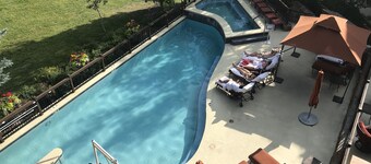  President's Ski Week Available Extra large 2 bedroom 3 bath Ski-in-out