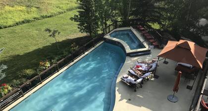 President's Ski Week Available Extra large 2 bedroom 3 bath Ski-in-out