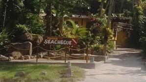 A sign for 'Pousada Seachegue' with a pathway leading to a gate. - Pousada Seachegue (Ubatuba)