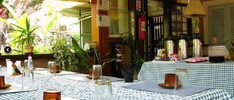 Free daily cooked-to-order breakfast