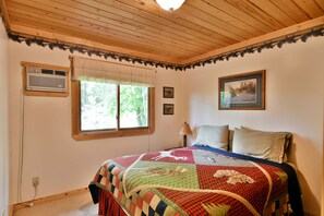 2 bedrooms, WiFi, bed sheets - Look no further, Sunset Retreat is your vacation spot! (Stone Lake)