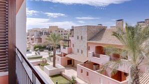A residential area with multi-story buildings, balconies, and palm trees. - Amazing apartment in Victoria Boulevard (Vilamoura)