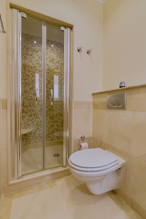 Bathtub, hair dryer, towels