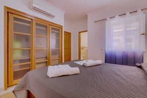 2 chambres, fer et planche à repasser, Wi-Fi gratuit, draps fournis