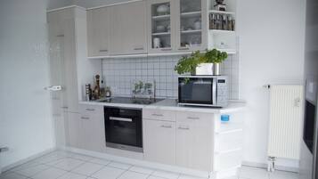 Kühlschrank, Mikrowelle, Ofen, Herdplatte