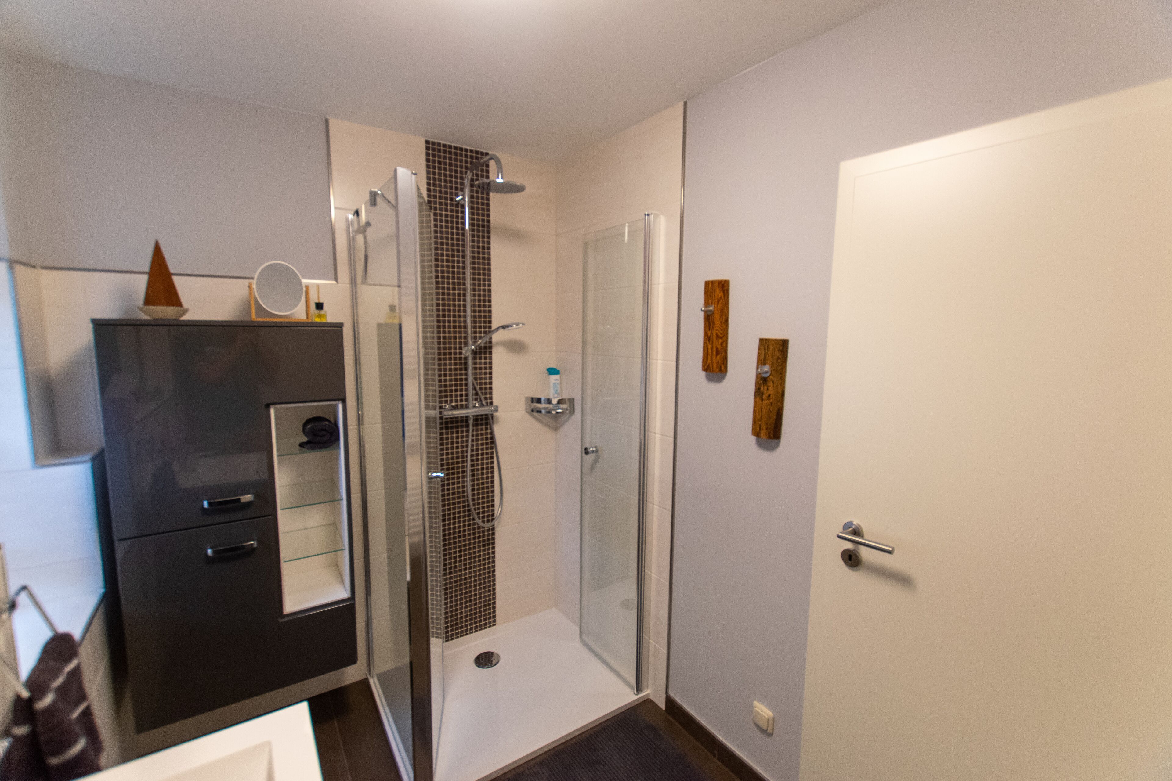 Dusche, Haartrockner, Hausschuhe, Handtücher