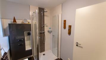 Dusche, Haartrockner, Hausschuhe, Handtücher