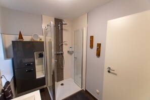 Shower, hair dryer, slippers, towels - Sleep like in a hotel - feel like at home (Großrudestedt)