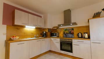 Kylskåp, mikrovågsugn, ugn och spishäll