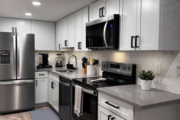 Kjøleskap, mikrobølgeovn, ovn og kokeplater