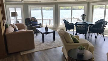 Smart TV, caminetto, libri