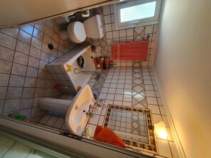 Duschwanne, Haartrockner, Handtücher, Seife