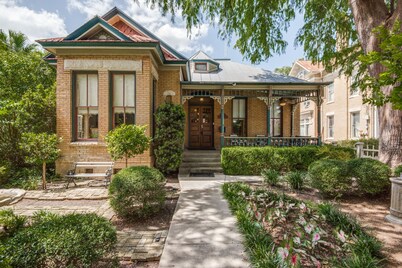 Riverwalk/ King William Gem with Pool