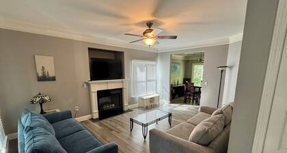 COZY COMFY CRAFTSMAN EARLY CHECK IN AVAILABLE. 2600 SQ FT