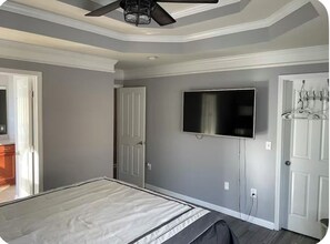 4 bedrooms, desk, WiFi, bed sheets