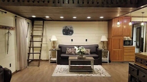 TV connectée, lecteur de DVD, livres, médiathèque