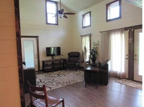 TV connectée, lecteur de DVD, livres, médiathèque