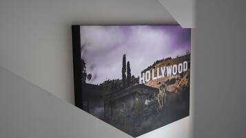 Een flatscreen televisie aan een muur, waarop het Hollywood-bord te zien is.