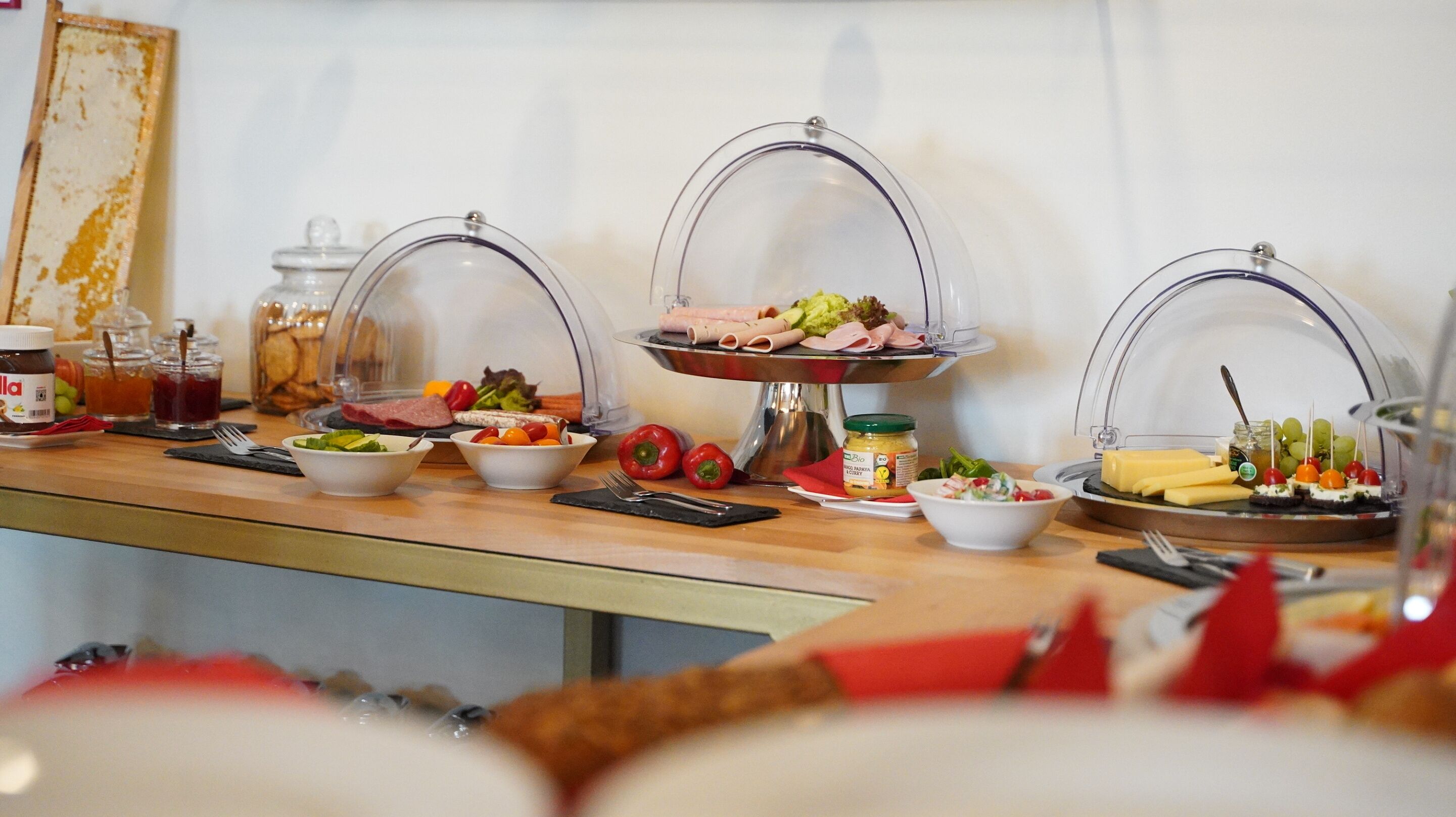 Una mesa de buffet con diferentes alimentos y salsas.