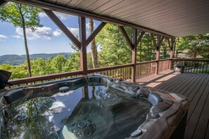 Outdoor spa tub - Charming Getaway on App Ski Mountain (Blowing Rock)
