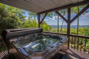 Outdoor spa tub - Charming Getaway on App Ski Mountain (Blowing Rock)