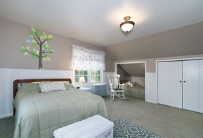 3 bedrooms, desk, iron/ironing board, travel cot