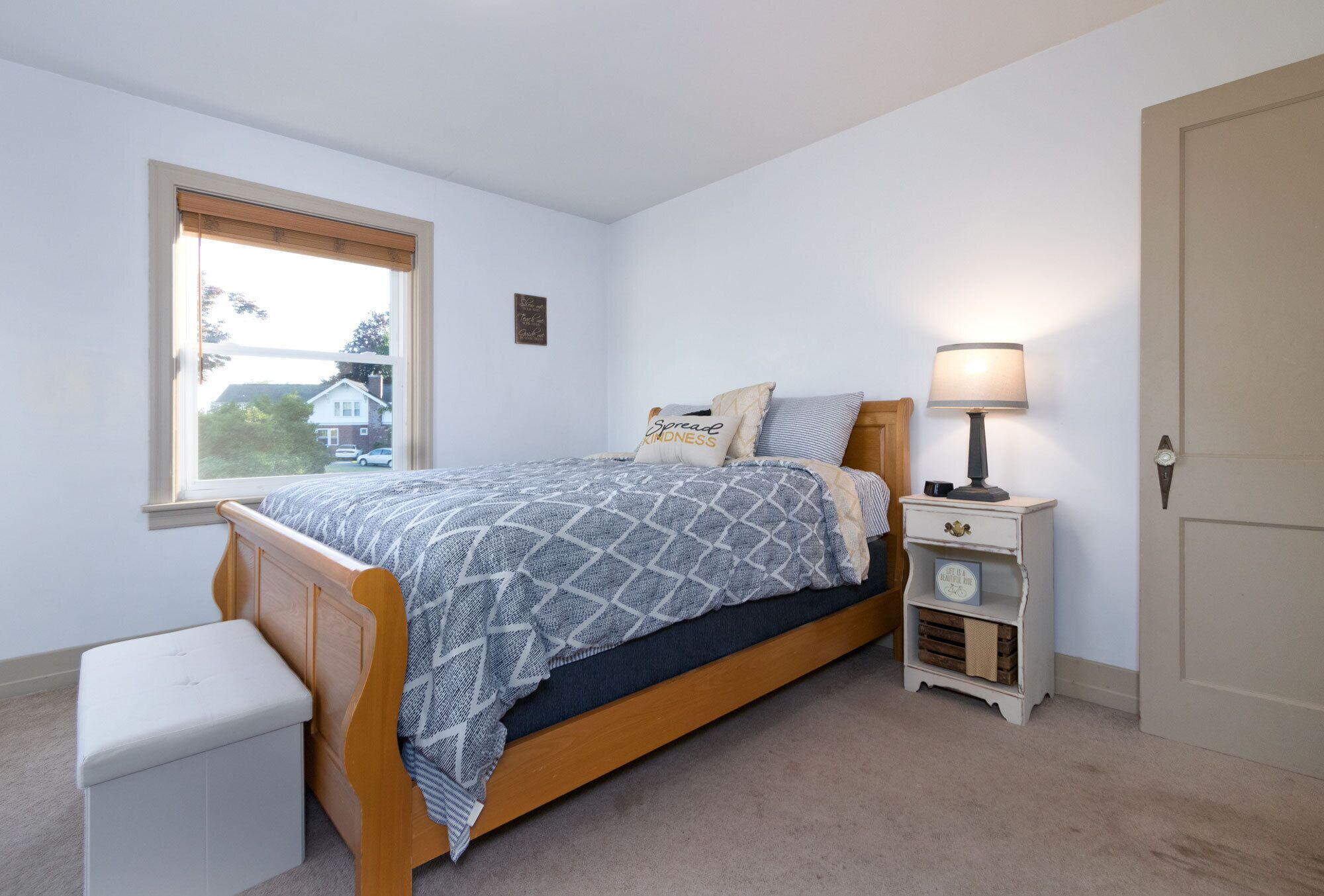 3 makuuhuonetta, työpöytä, silitysrauta/-lauta, vauvan matkasänky