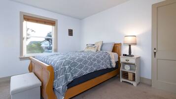 3 makuuhuonetta, työpöytä, silitysrauta/-lauta, vauvan matkasänky