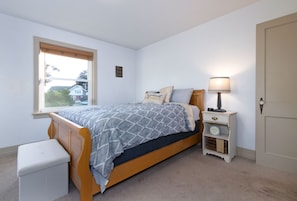 3 bedrooms, desk, iron/ironing board, travel crib