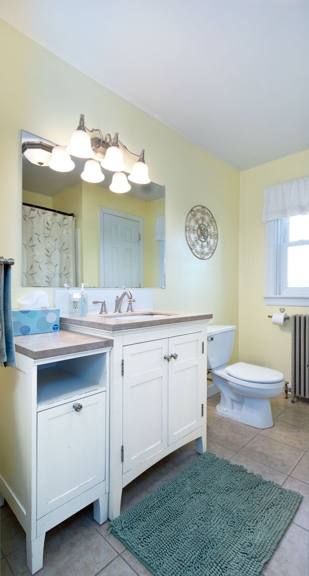 Suihkun ja ammeen yhdistelmä, hiustenkuivaaja, pyyhkeet, saippua