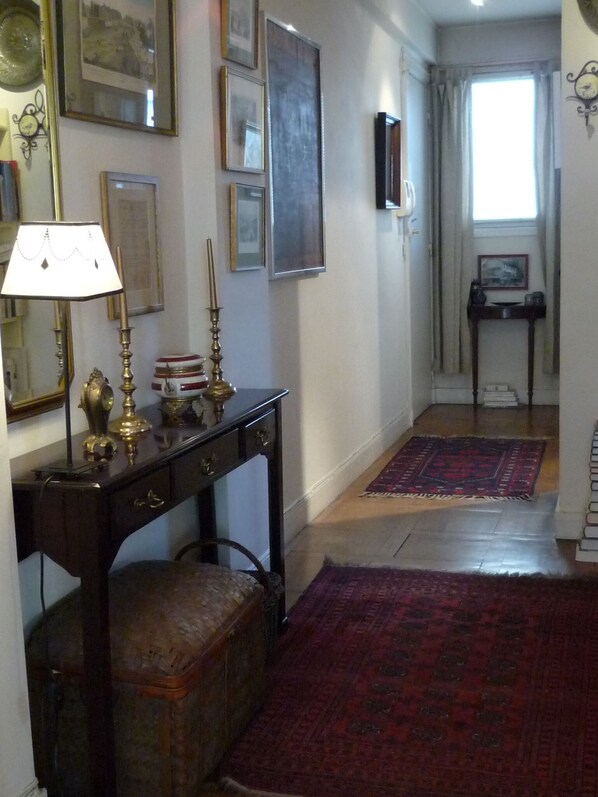 Interior - Typical Parisian neighborhood Easy access (Paris)