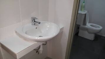 Ducha, toallas, jabón, shampoo