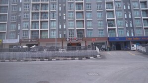A multi-story hotel with balconies, a ground-level restaurant, and a visible entrance. - Marina Barrington sq aprt at pasar malam Tanah Rata Cameron Highland (Tanah Rata)
