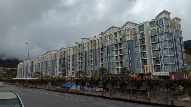 A multi-story hotel with a modern architectural design, featuring a series of balconies and large windows. - Marina Barrington sq aprt at pasar malam Tanah Rata Cameron Highland (Tanah Rata)