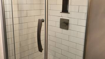 SĂšche-cheveux, serviettes fournies, papier toilette