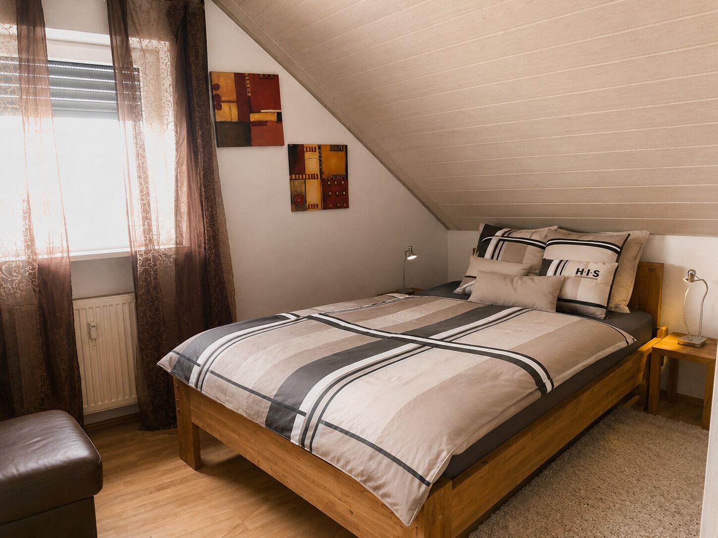 3 habitaciones, tabla de planchar con plancha y cuna de viaje 