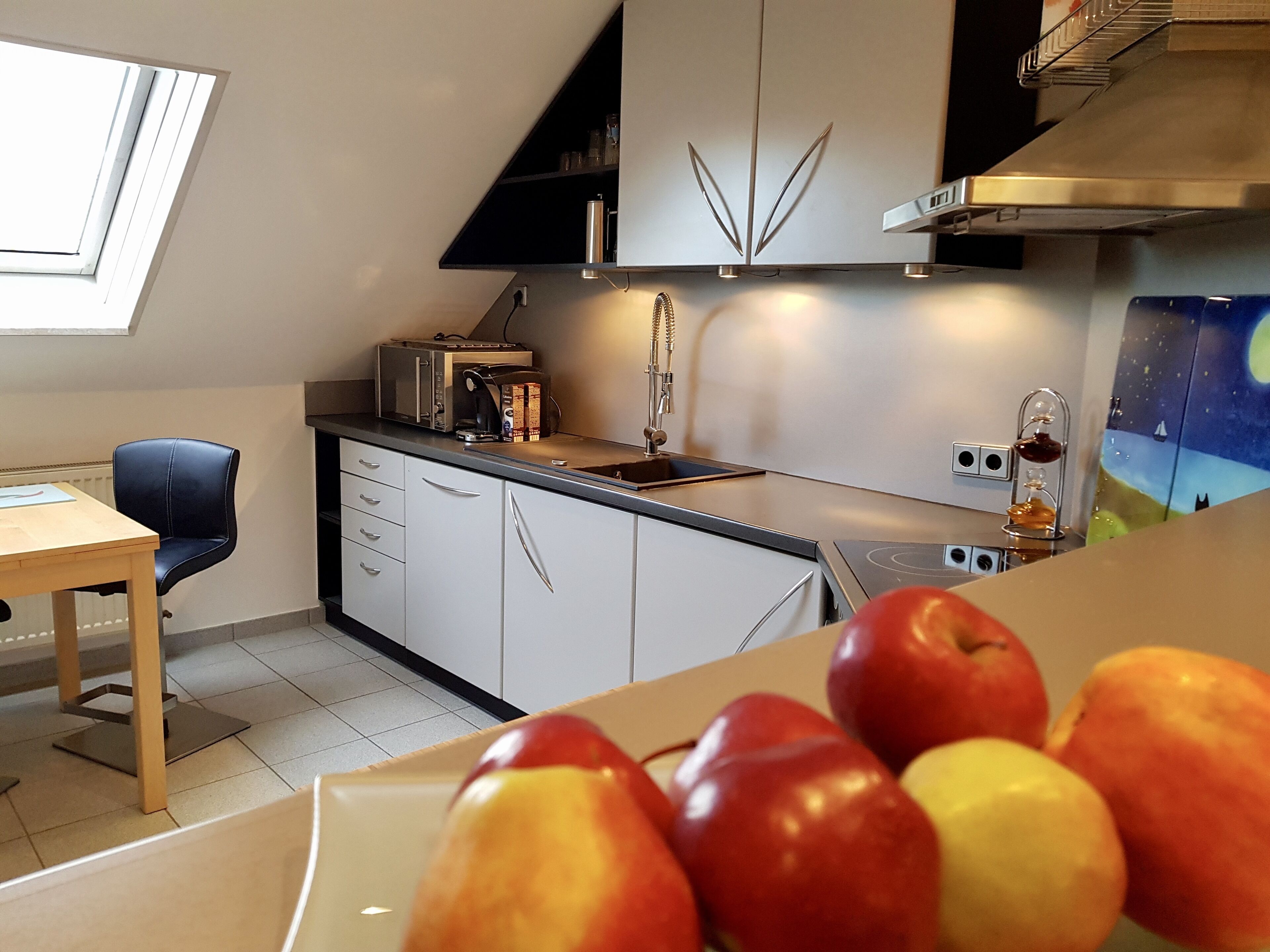 Frigorífico, horno, placa de cocina y lavavajillas