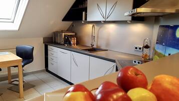 Geladeira, fogão, cooktop, lava-louças