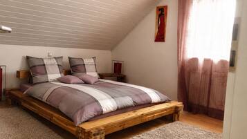 3 bedrooms, iron/ironing board, travel crib, WiFi (free)